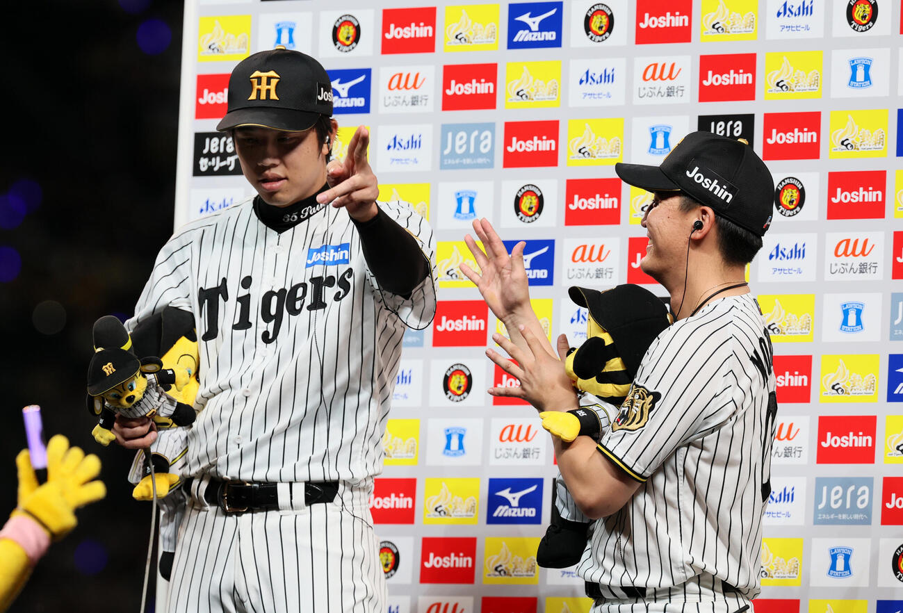 阪神対DeNA　ヒーローインタビューで元山飛優（右）の言葉に反応する阪神才木浩人（撮影・加藤哉）