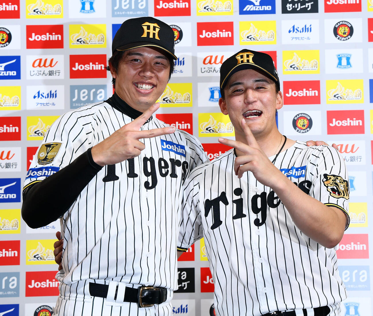 阪神対DeNA　ヒーローインタビューを終えポーズを決める阪神才木浩人（左）と元山飛優（撮影・加藤哉）