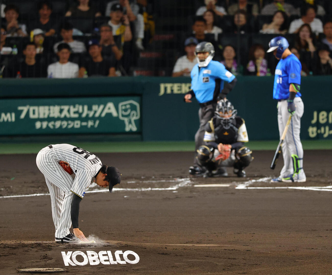 阪神対DeNA 2回表DeNA1死、才木浩人は蝦名達夫のバースデーソングが終わるのを待つ（撮影・上田博志）