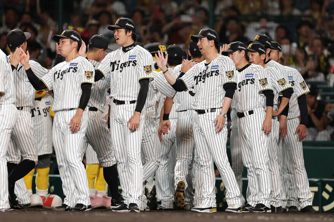 阪神対DeNA DeNAに勝利し、ナインとタッチを交わす阪神才木浩人（手前左から2人目）と藤川球児監督（同3人目）（撮影・前田充）