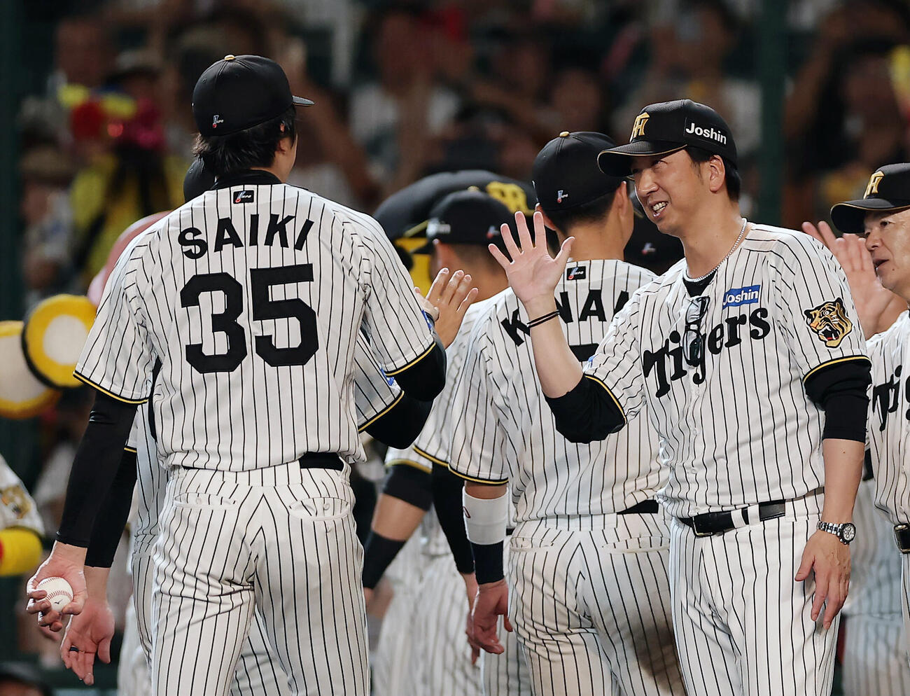 阪神対DeNA DeNAに勝利し、才木浩人（左）とタッチを交わす藤川球児監督（撮影・前田充）