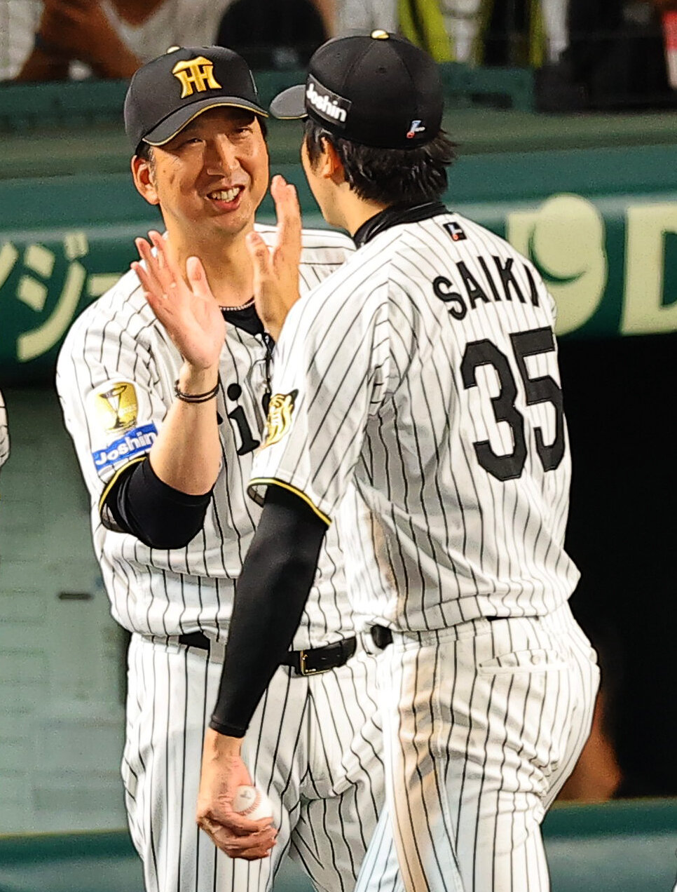 阪神対DeNA 9勝目を上げた才木浩人（右）とハイタッチする藤川球児監督（撮影・上田博志）