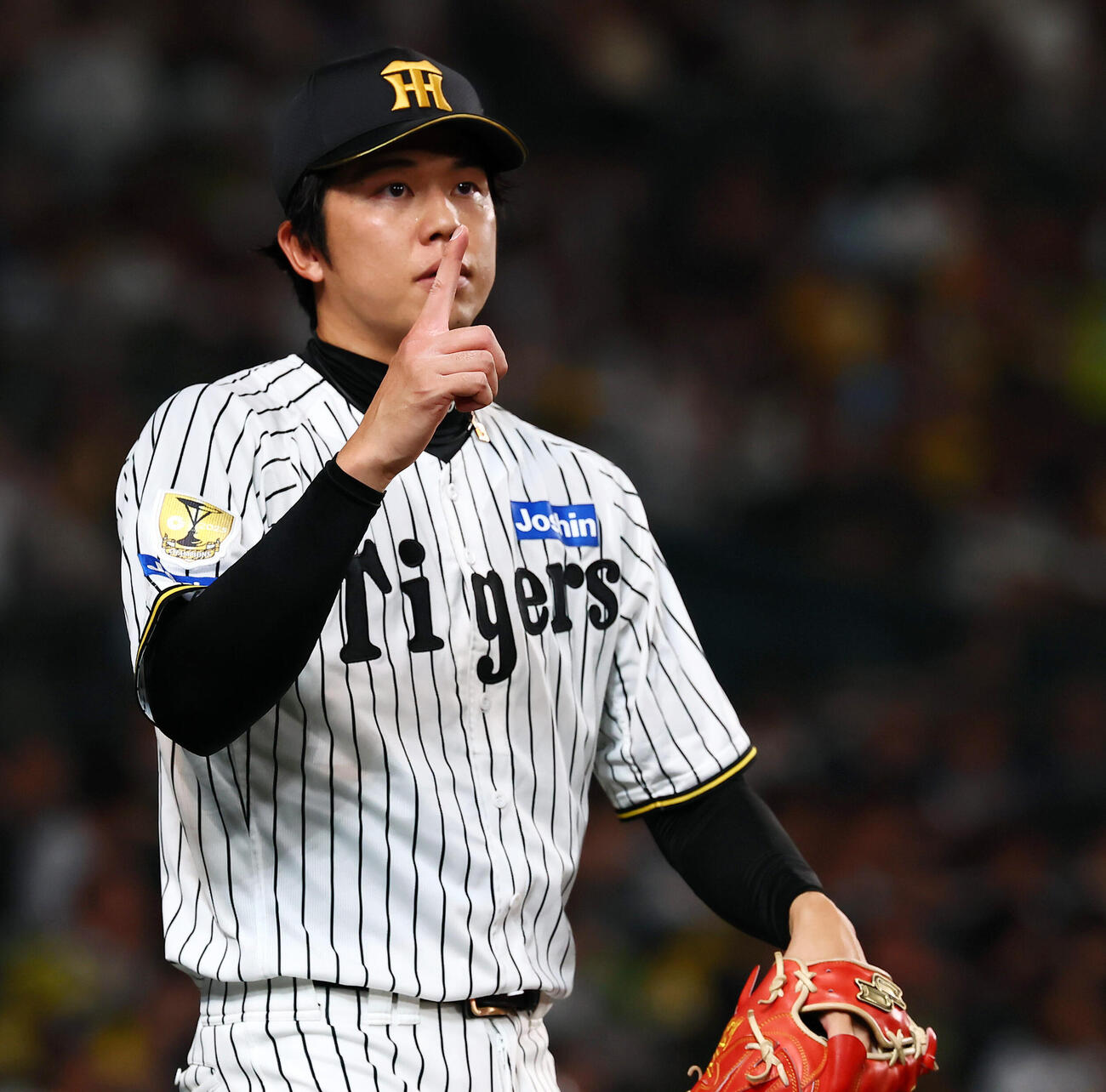 阪神対DeNA 4回裏、ベンチ前で指を1本立ててキャッチボールする阪神才木浩人（撮影・加藤哉）