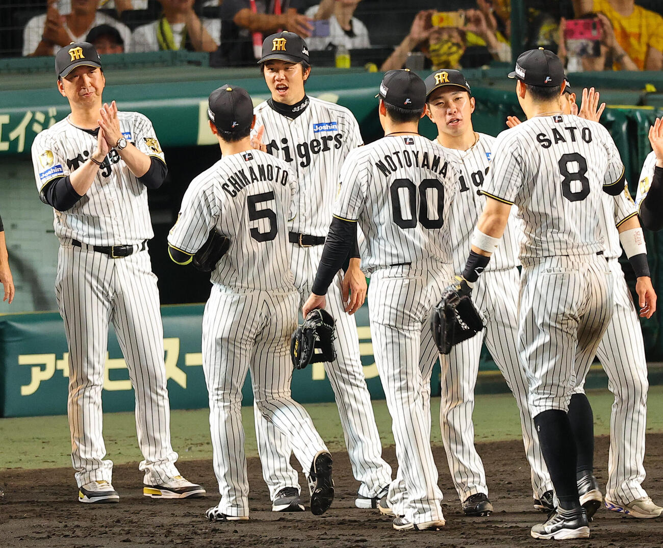 阪神対DeNA 9勝目を上げた才木浩人（左から3人目）は近本光司から勝利球を受け取る（撮影・上田博志）