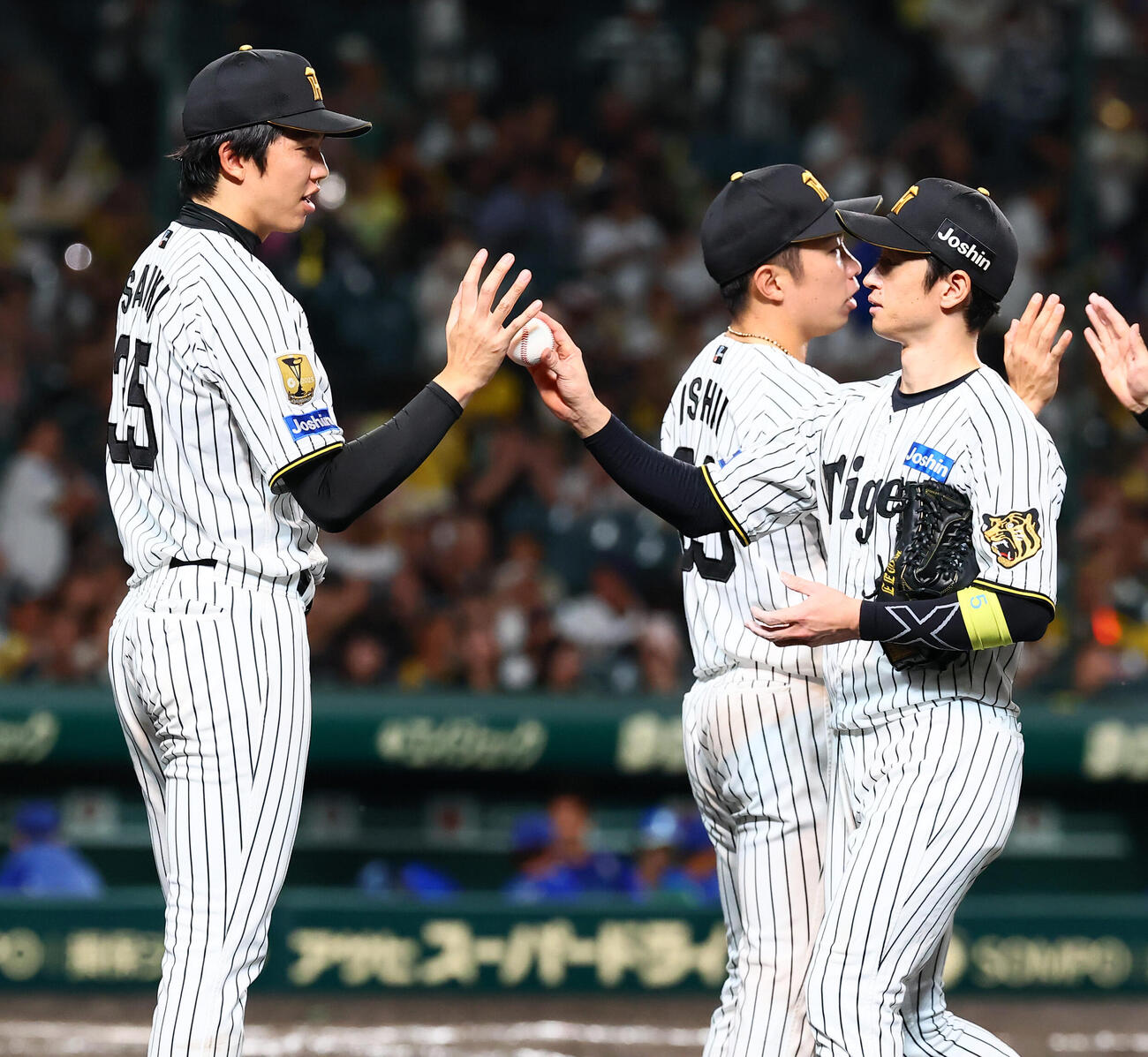 阪神対DeNA DeNAに勝利し近本光司（右）からウイニングボールを手渡される阪神才木浩人（撮影・加藤哉）