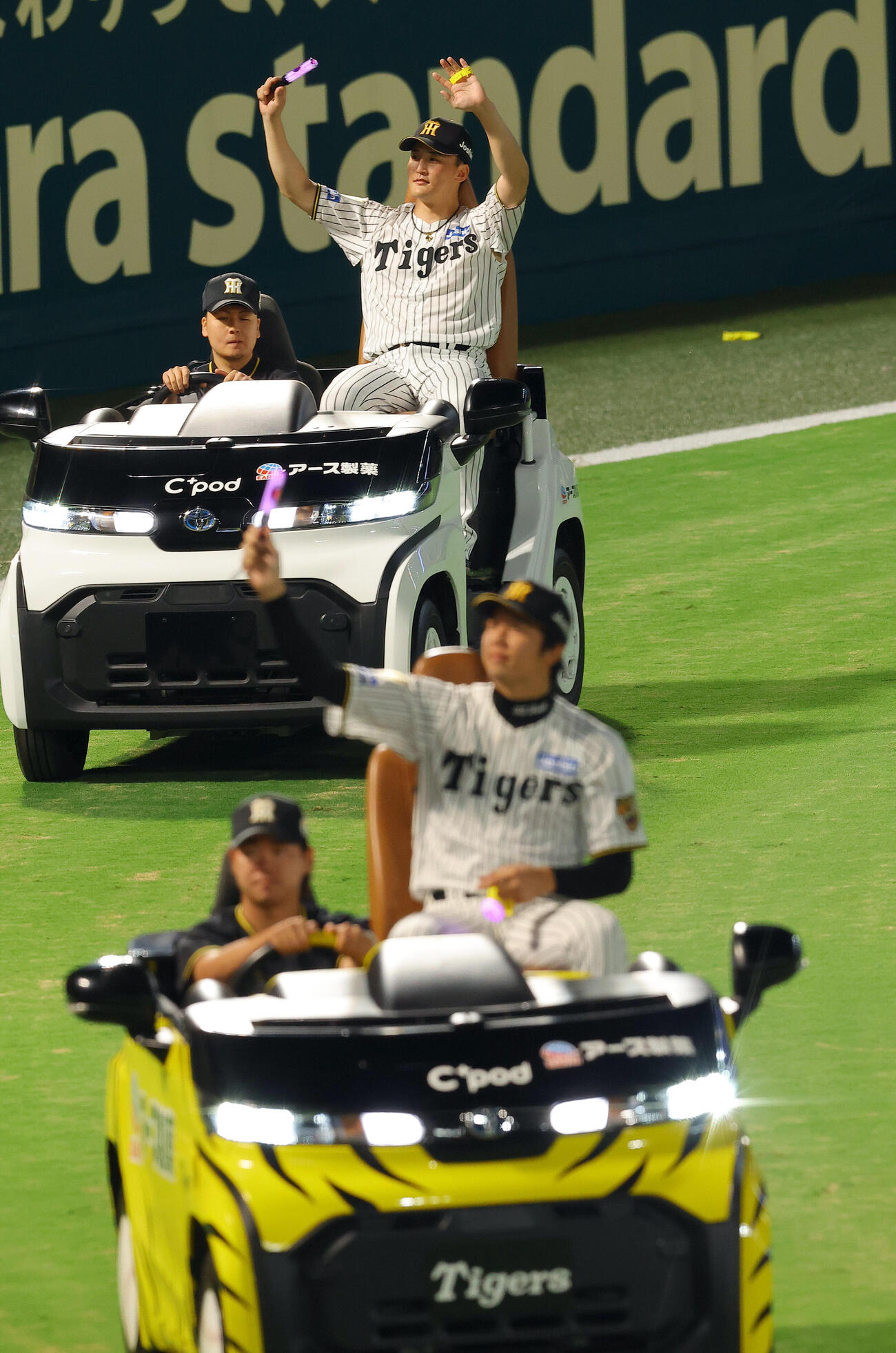 阪神対DeNA　リリーフカーに乗って場内を1周する元山飛優（左）と才木浩人（撮影・上田博志）