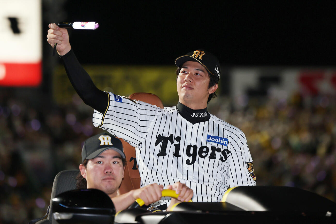 阪神対DeNA DeNAに勝利し、ファンの声援に応える阪神才木浩人（撮影・前田充）