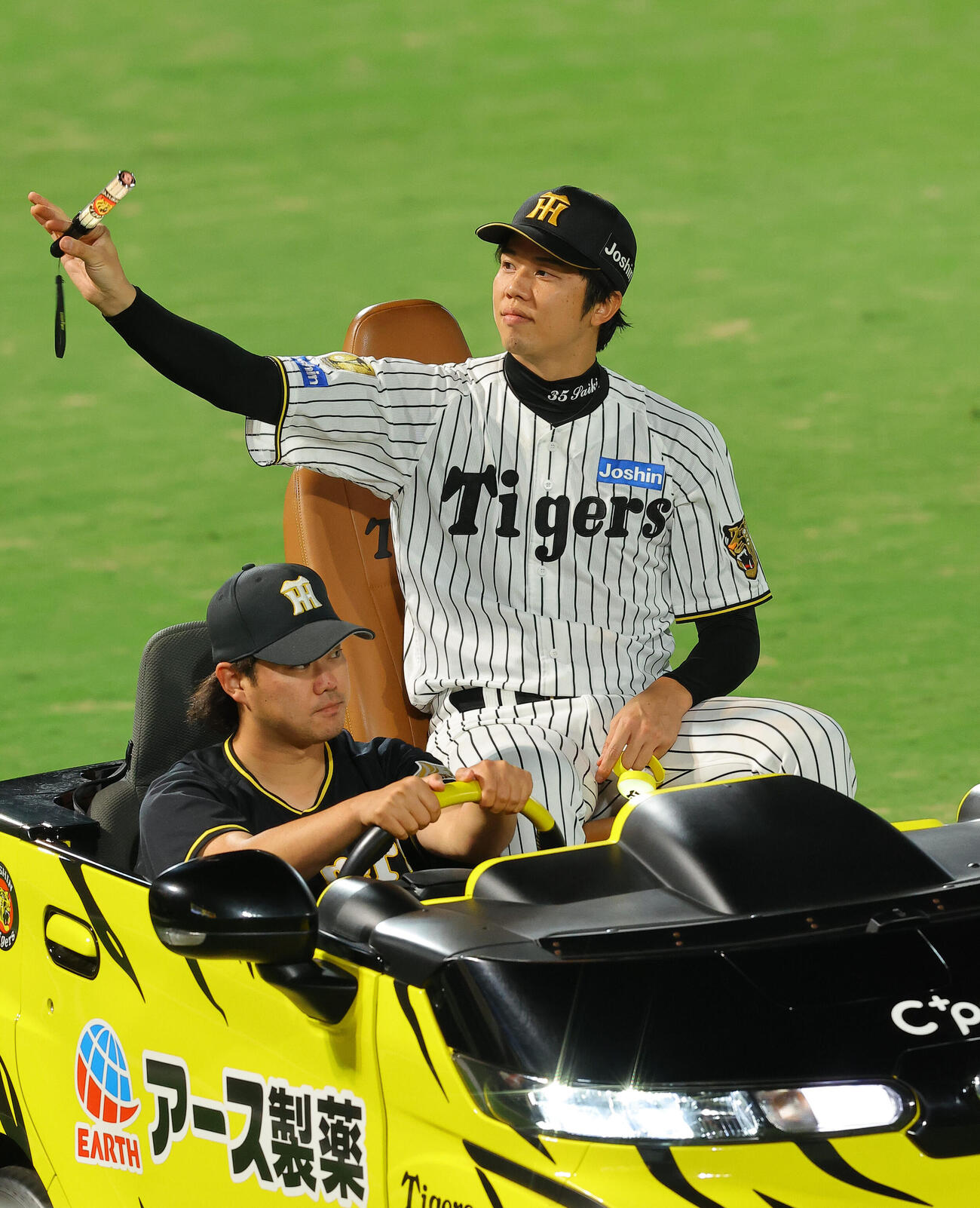 阪神対DeNA　リリーフカーに乗って場内を1周すると才木浩人（撮影・上田博志）