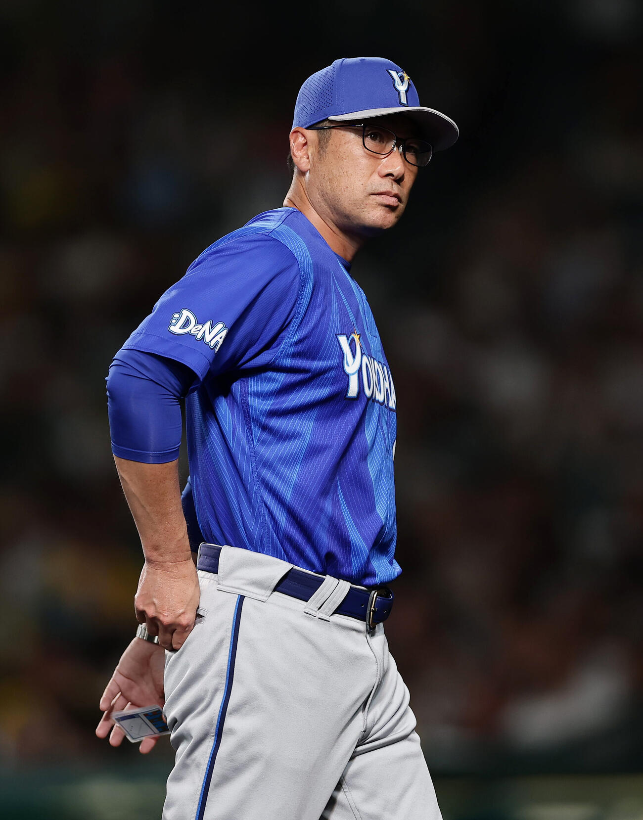 阪神対DeNA 3回裏阪神2死一、二塁、投手交代を告げた相川亮二監督（撮影・前田充）