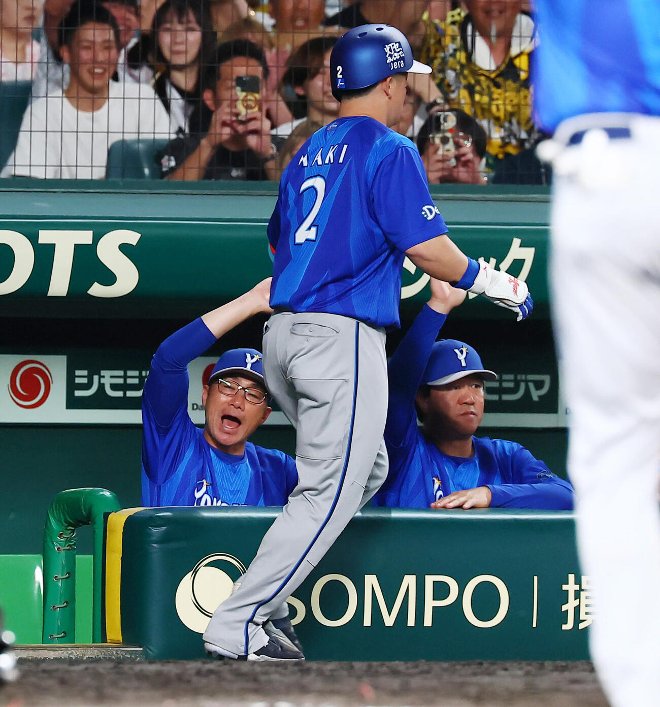 阪神対DeNA 8回表DeNA1死、相川亮二監督（左）は左中間越えソロ本塁打を放った牧秀悟をタッチして迎える（撮影・加藤哉）
