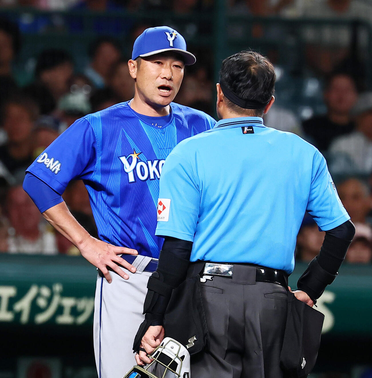 阪神対DeNA 3回裏阪神2死二、三塁、前川右京の死球について名幸一明球審に確認する相川亮二監督（撮影・加藤哉）