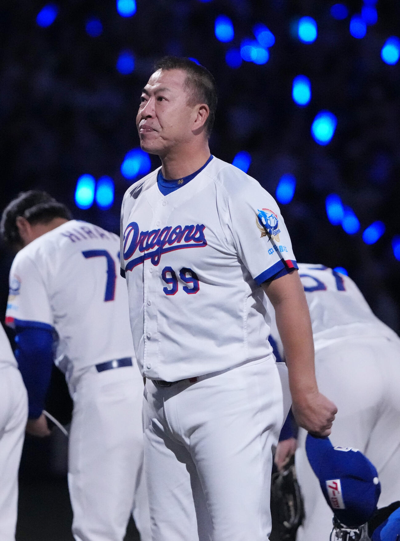 中日対広島　試合終了、スタンドの観客にあいさつをする井上一樹監督（撮影・森本幸一）