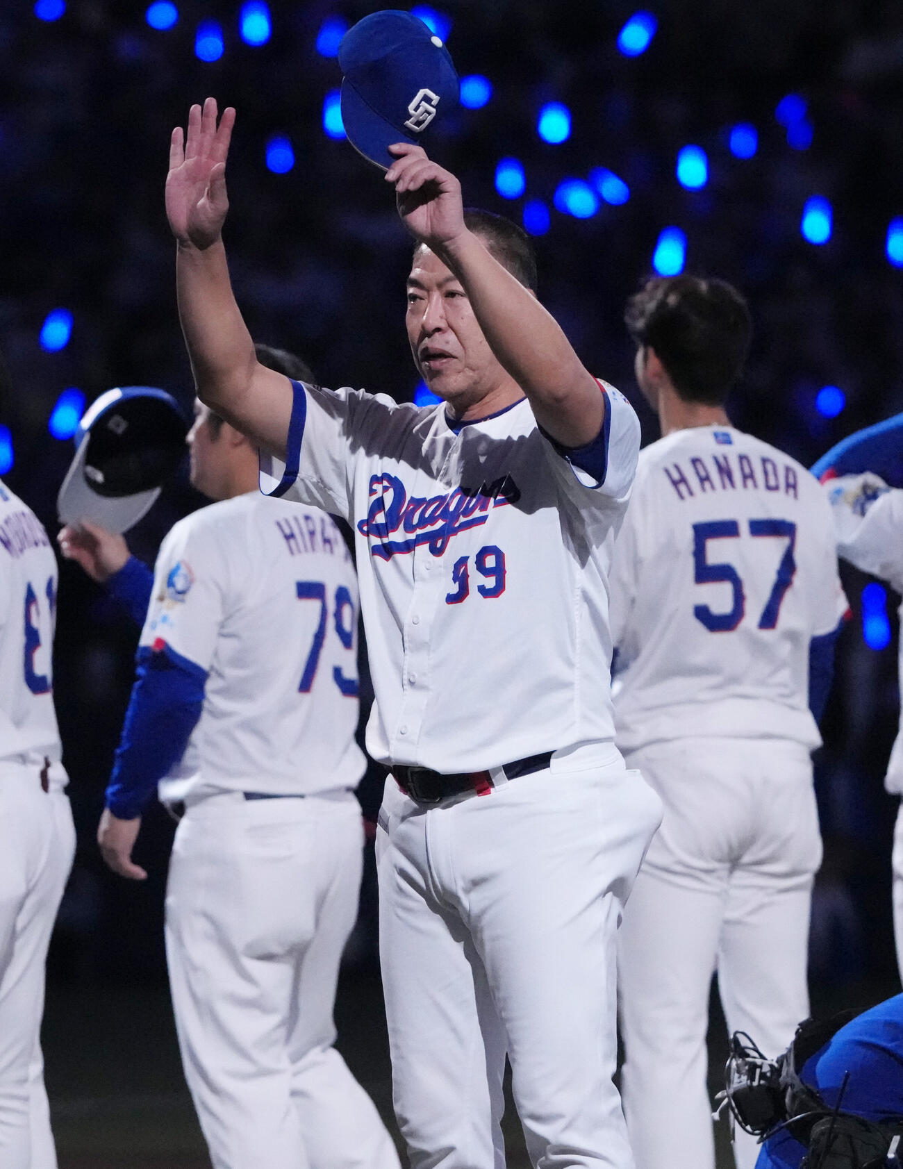 中日対広島　試合終了、スタンドの観客にあいさつをする井上一樹監督（撮影・森本幸一）