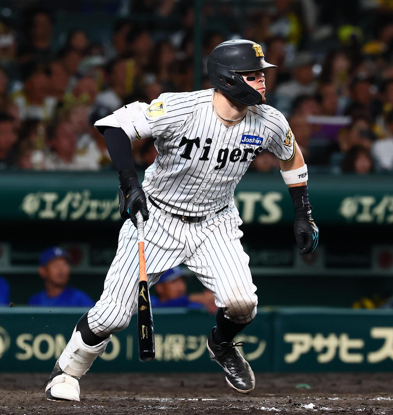 阪神対DeNA 5回裏阪神無死、佐藤輝明は中越え二塁打を放つ（撮影・加藤哉）