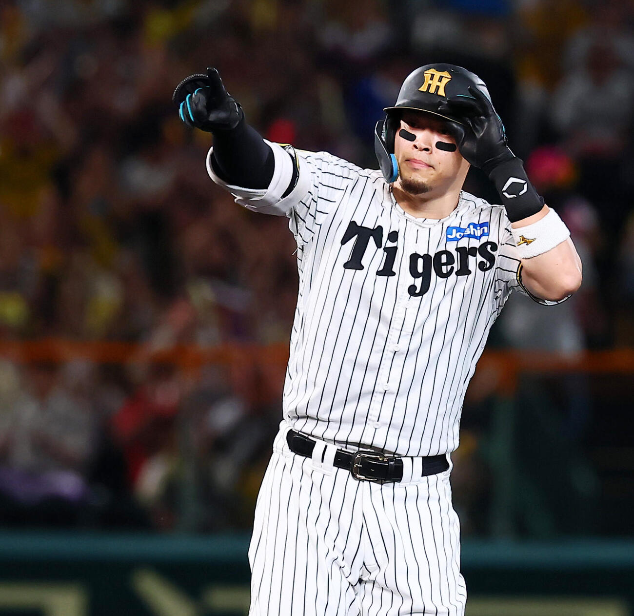 阪神対DeNA 5回裏阪神無死、佐藤輝明は中越え二塁打を放つ（撮影・加藤哉）