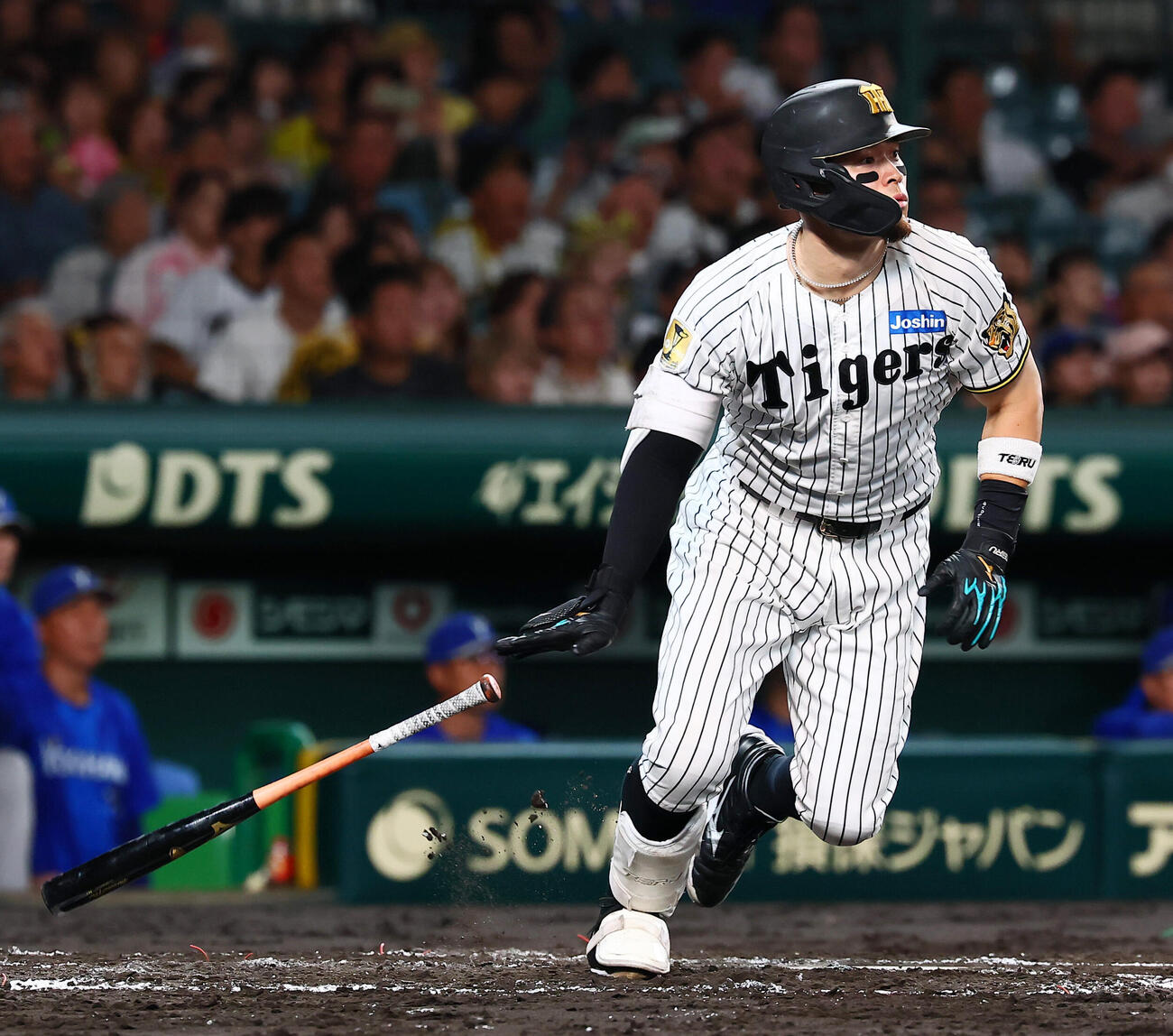 阪神対DeNA 2回裏阪神無死、佐藤輝明は右越え二塁打を放つ（撮影・加藤哉）