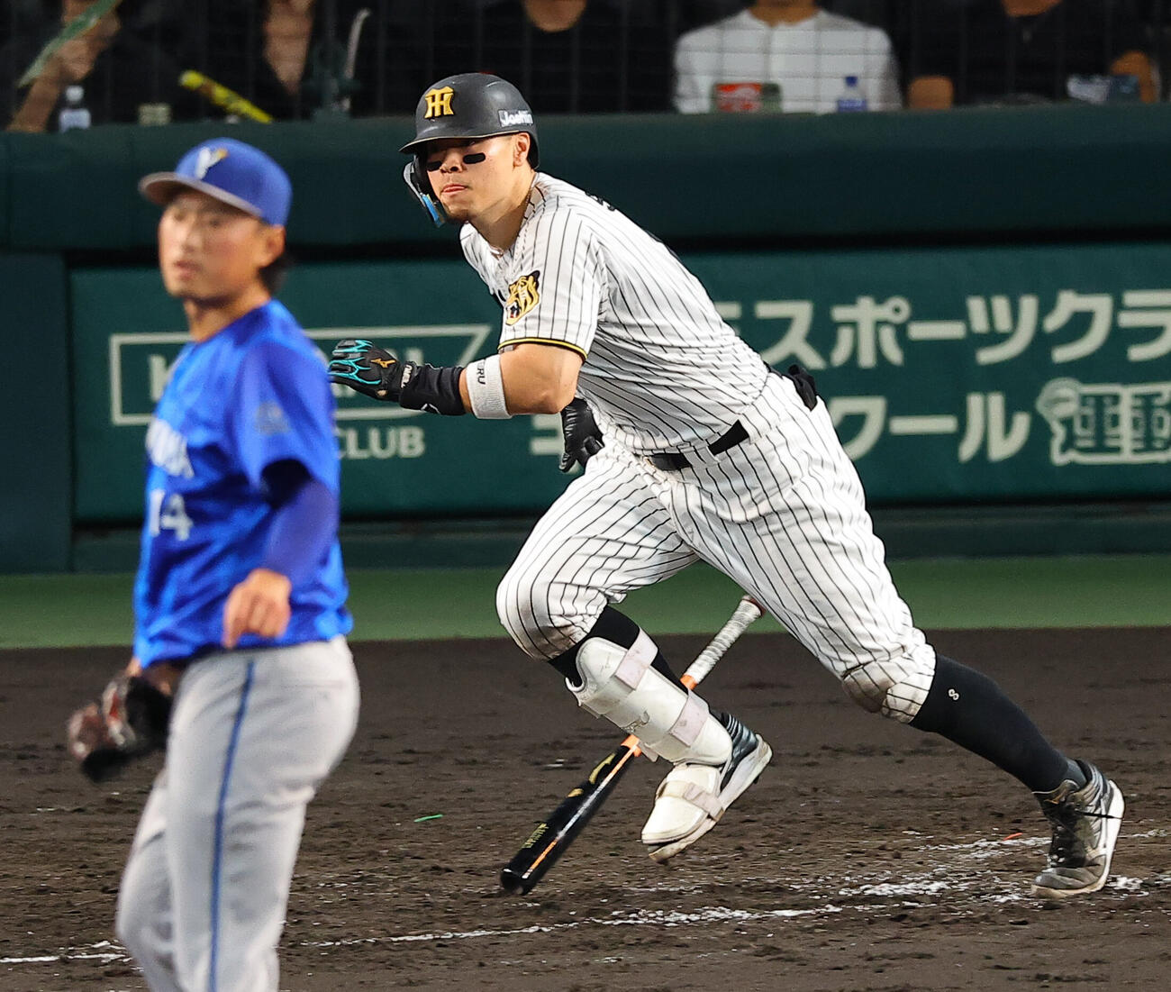 阪神対DeNA 5回裏阪神無死、佐藤輝明は二塁打を放つ（撮影・上田博志）