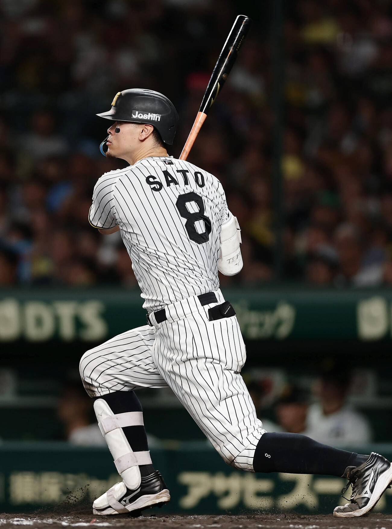 阪神対DeNA 5回裏阪神無死、右中間へ二塁打を放つ佐藤輝明（撮影・前田充）
