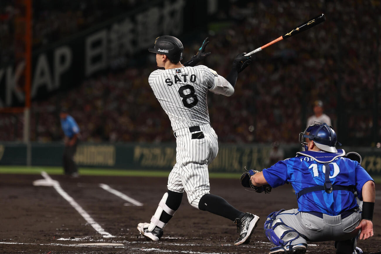 阪神対DeNA 2回裏阪神無死、右中間へ二塁打を放つ佐藤輝明（撮影・前田充）
