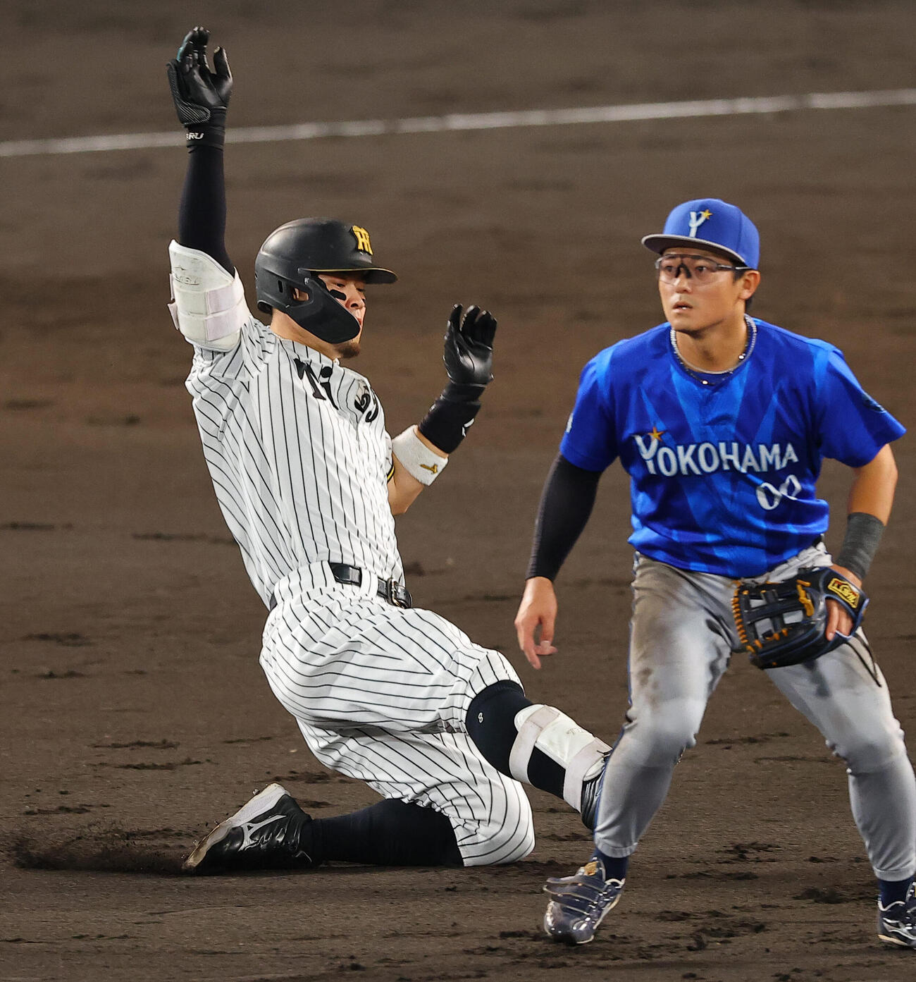 阪神対DeNA 2回裏阪神無死、佐藤輝明は二塁打を放つ（撮影・上田博志）
