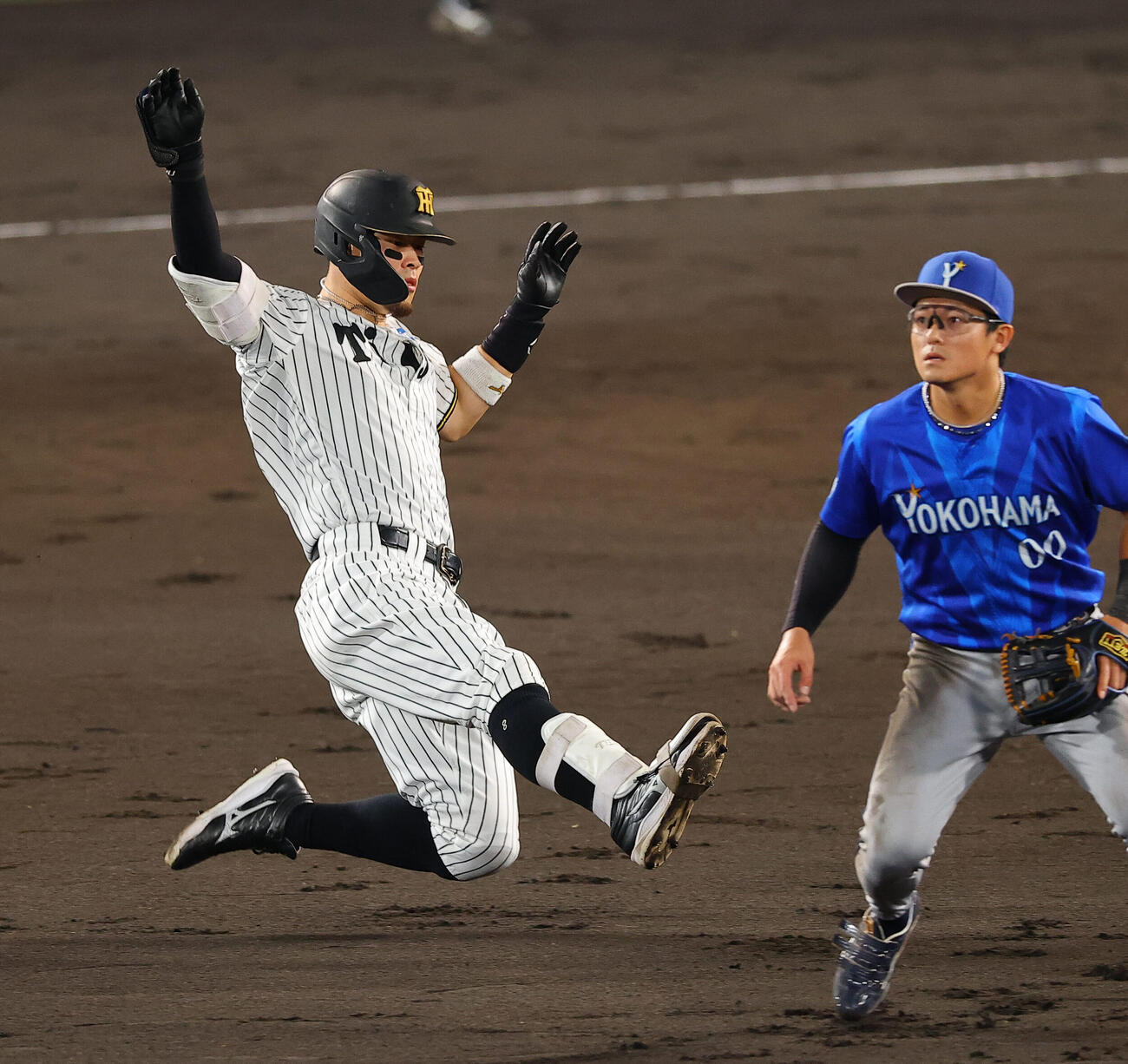 阪神対DeNA 2回裏阪神無死、佐藤輝明は二塁打を放つ（撮影・上田博志）
