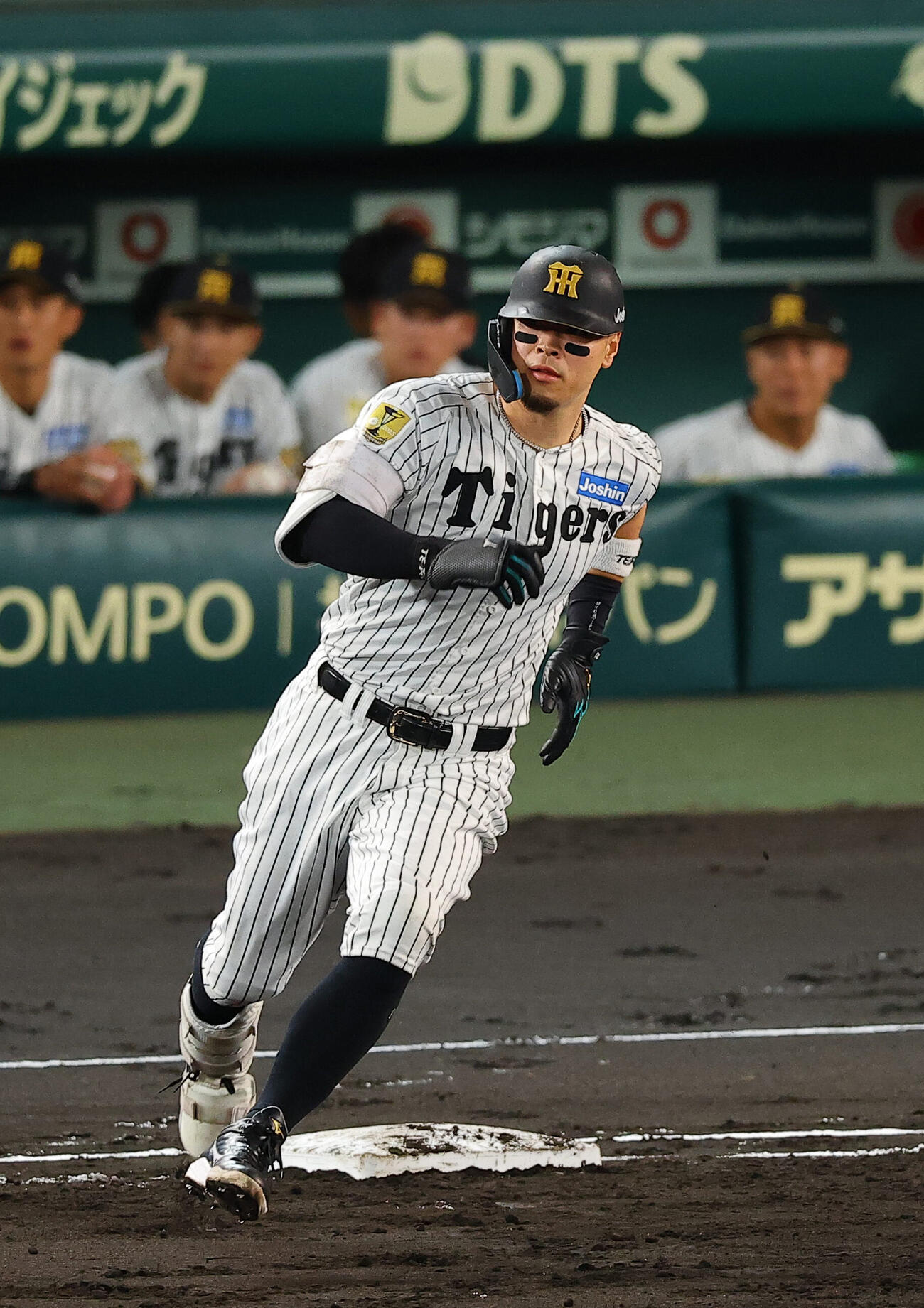 阪神対DeNA 2回裏阪神無死、佐藤輝明は二塁打を放つ（撮影・上田博志）