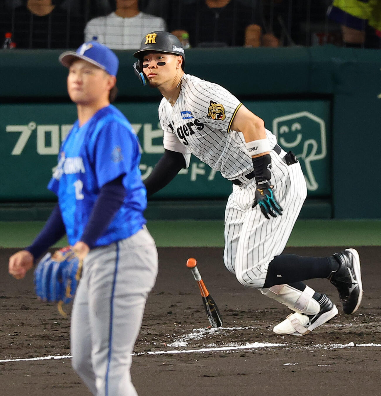 阪神対DeNA 2回裏阪神無死、佐藤輝明は二塁打を放つ（撮影・上田博志）