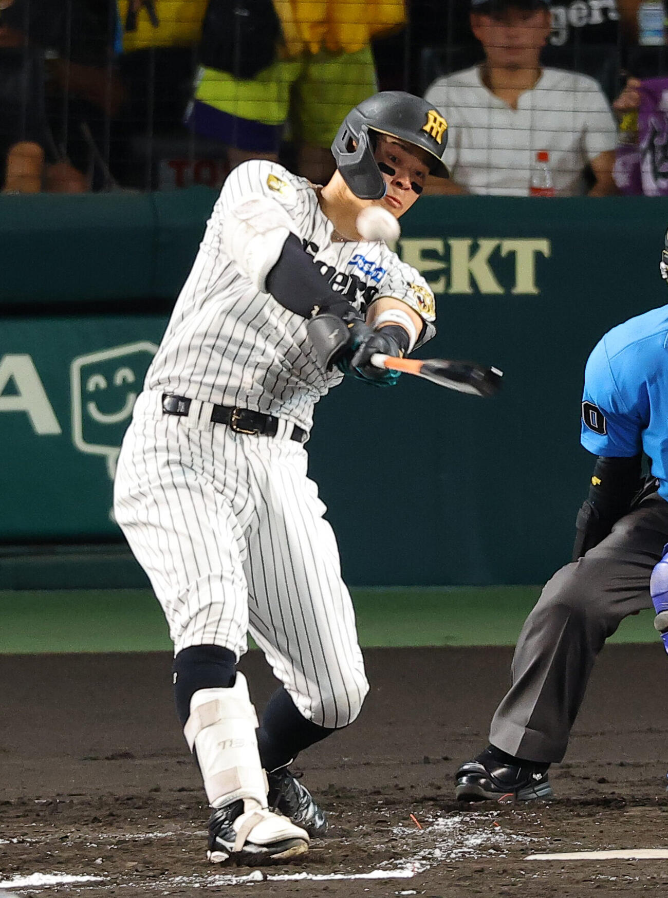 阪神対DeNA 2回裏阪神無死、佐藤輝明は二塁打を放つ（撮影・上田博志）