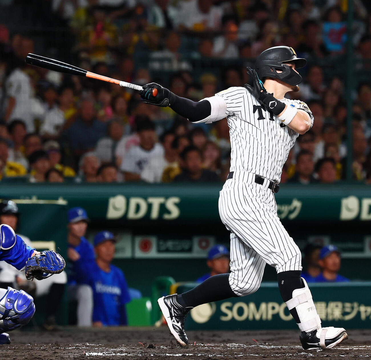 阪神対DeNA 2回裏阪神無死、佐藤輝明は右越え二塁打を放つ（撮影・加藤哉）