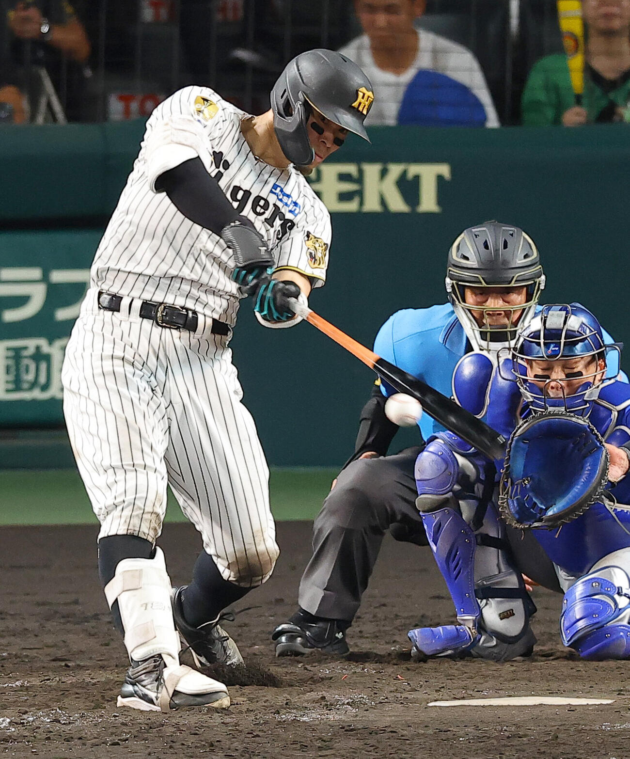 阪神対DeNA 5回裏阪神無死、佐藤輝明は二塁打を放つ（撮影・上田博志）