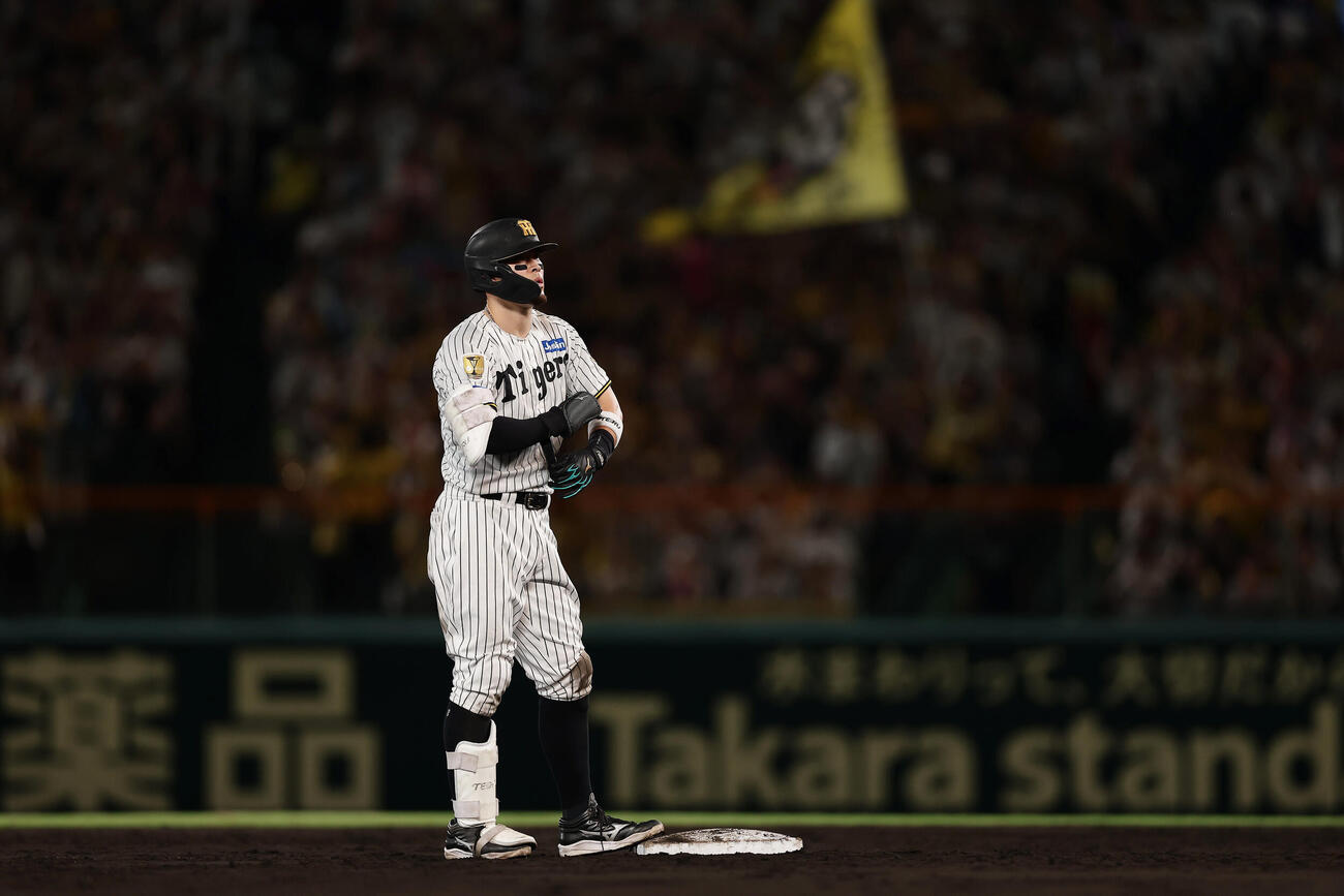 阪神対DeNA 5回裏阪神無死、右中間へ二塁打を放った佐藤輝明（撮影・前田充）