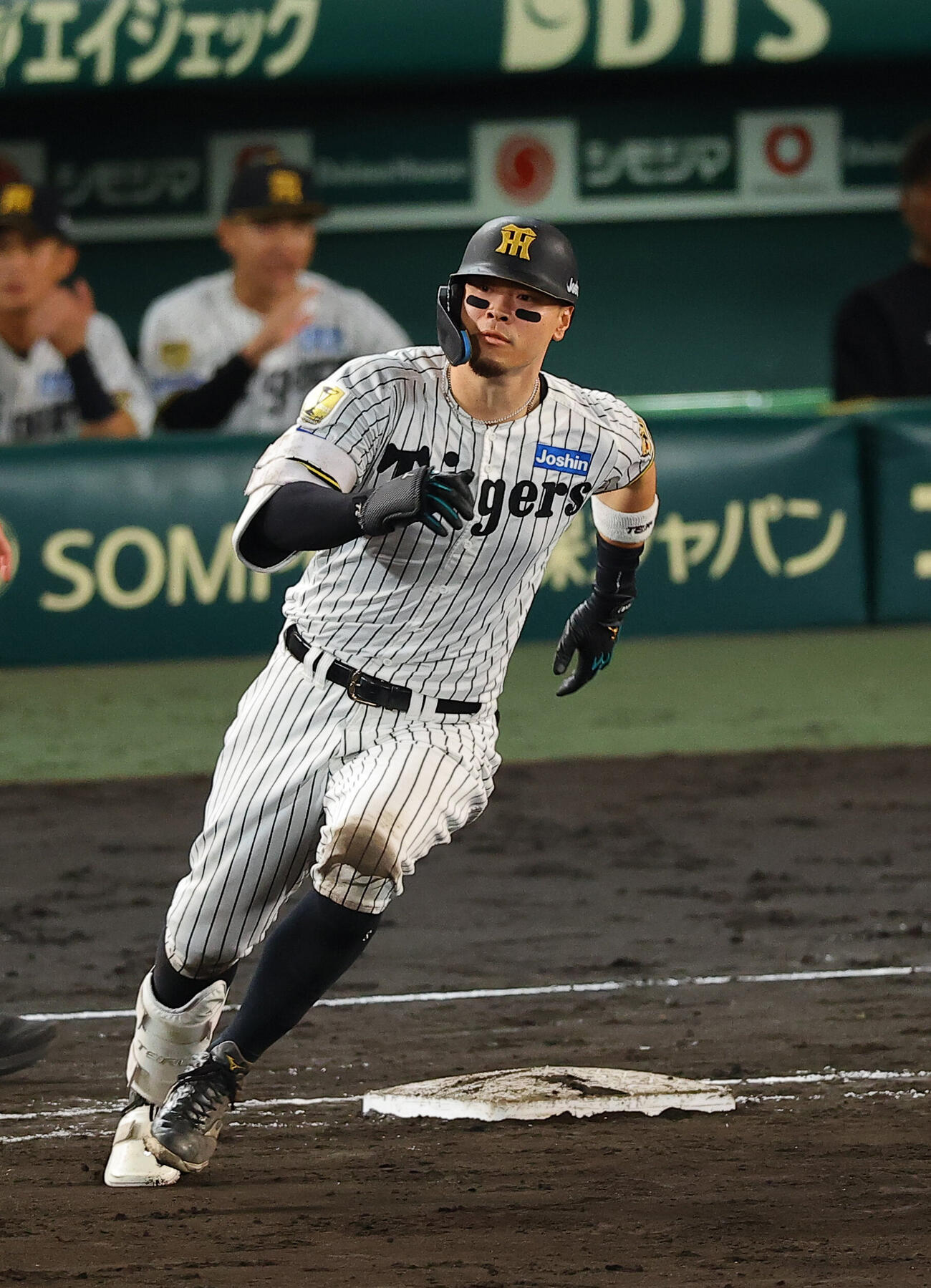阪神対DeNA 5回裏阪神無死、佐藤輝明は二塁打を放つ（撮影・上田博志）