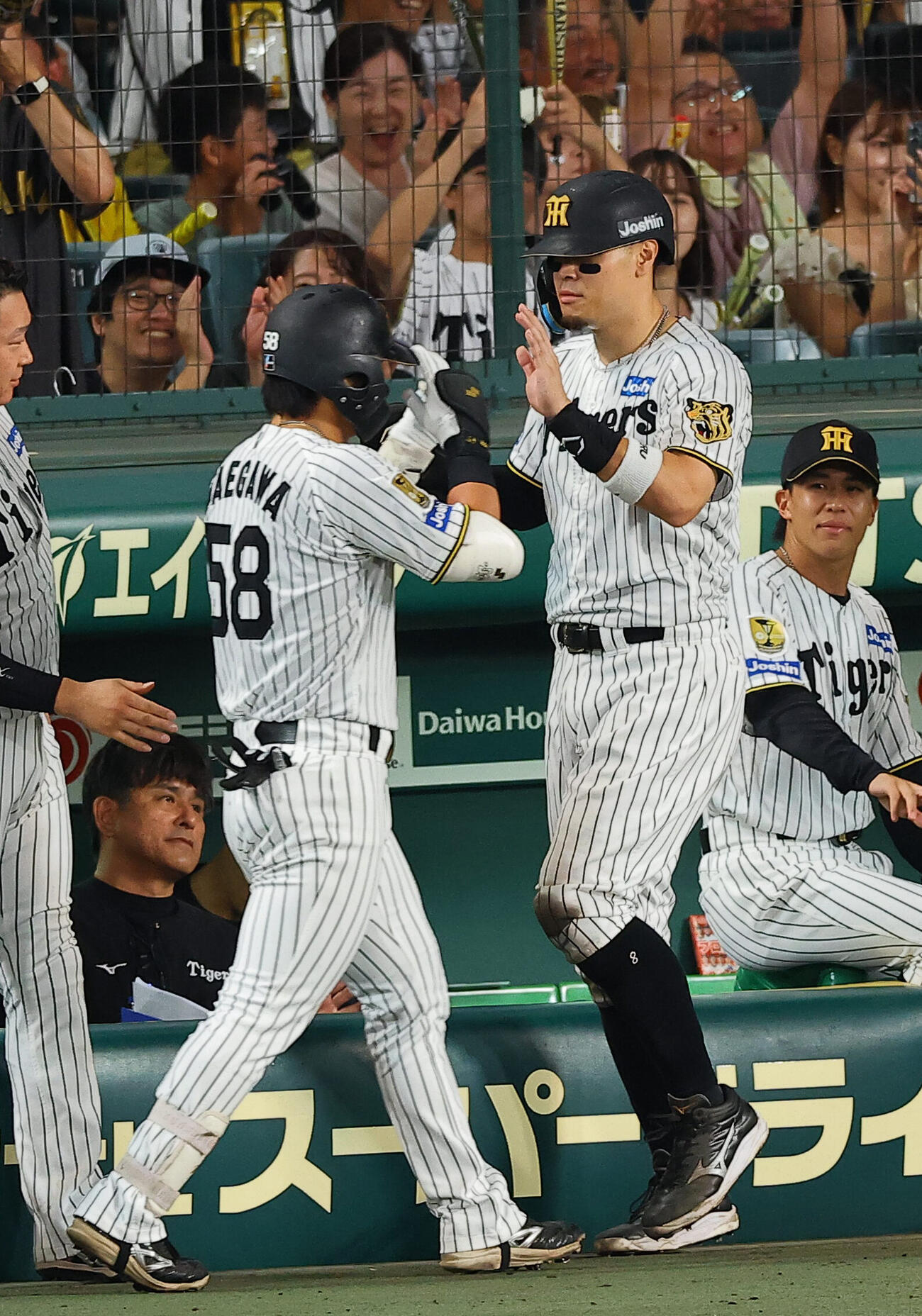 阪神対DeNA 5回裏阪神1死三塁、中犠飛を放った前川右京（左）とハイタッチする佐藤輝明（撮影・上田博志）