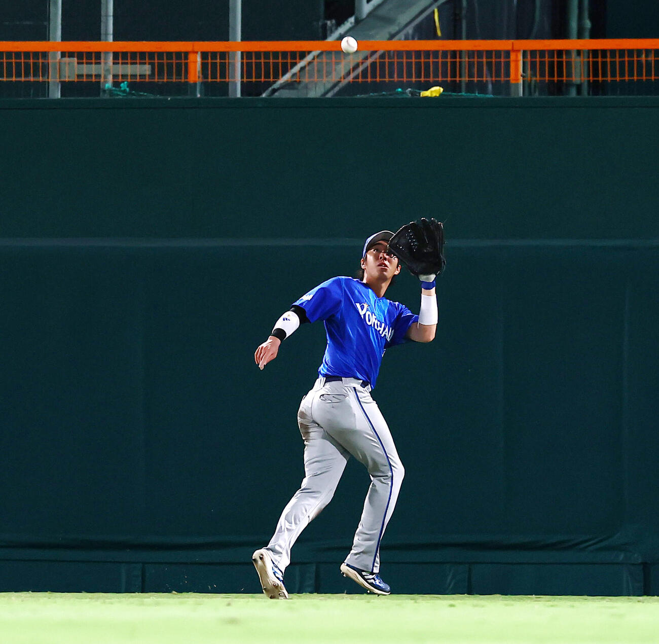 阪神対DeNA 7回裏阪神無死、度会隆輝は中堅を守り大山悠輔の飛球を捕球する（撮影・加藤哉）
