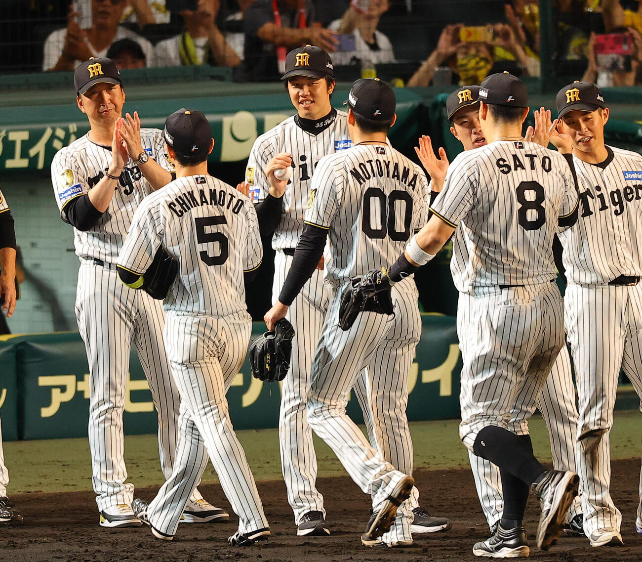 阪神対DeNA 9勝目を上げた才木浩人（左から3人目）は近本光司から勝利球を受け取る（撮影・上田博志）