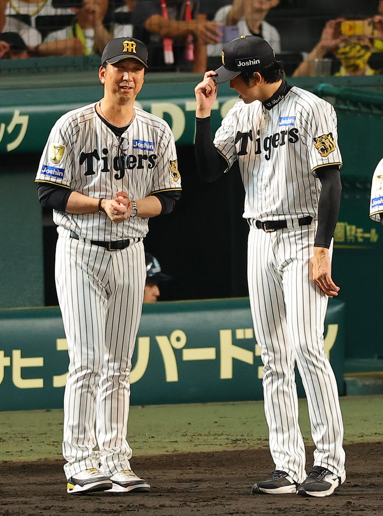 阪神対DeNA 9勝目を上げた才木浩人（右）に声を掛ける藤川球児監督（撮影・上田博志）