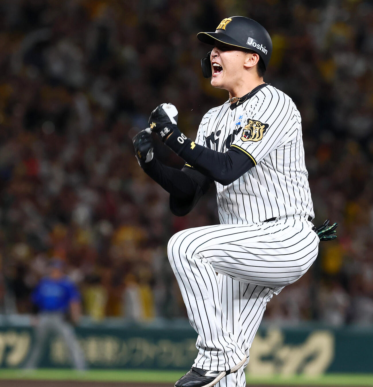 阪神対DeNA 3回裏阪神2死満塁、元山飛優は一塁へ2点適時内野安打を放ちベンチへ向かってガッツポーズ（撮影・加藤哉）