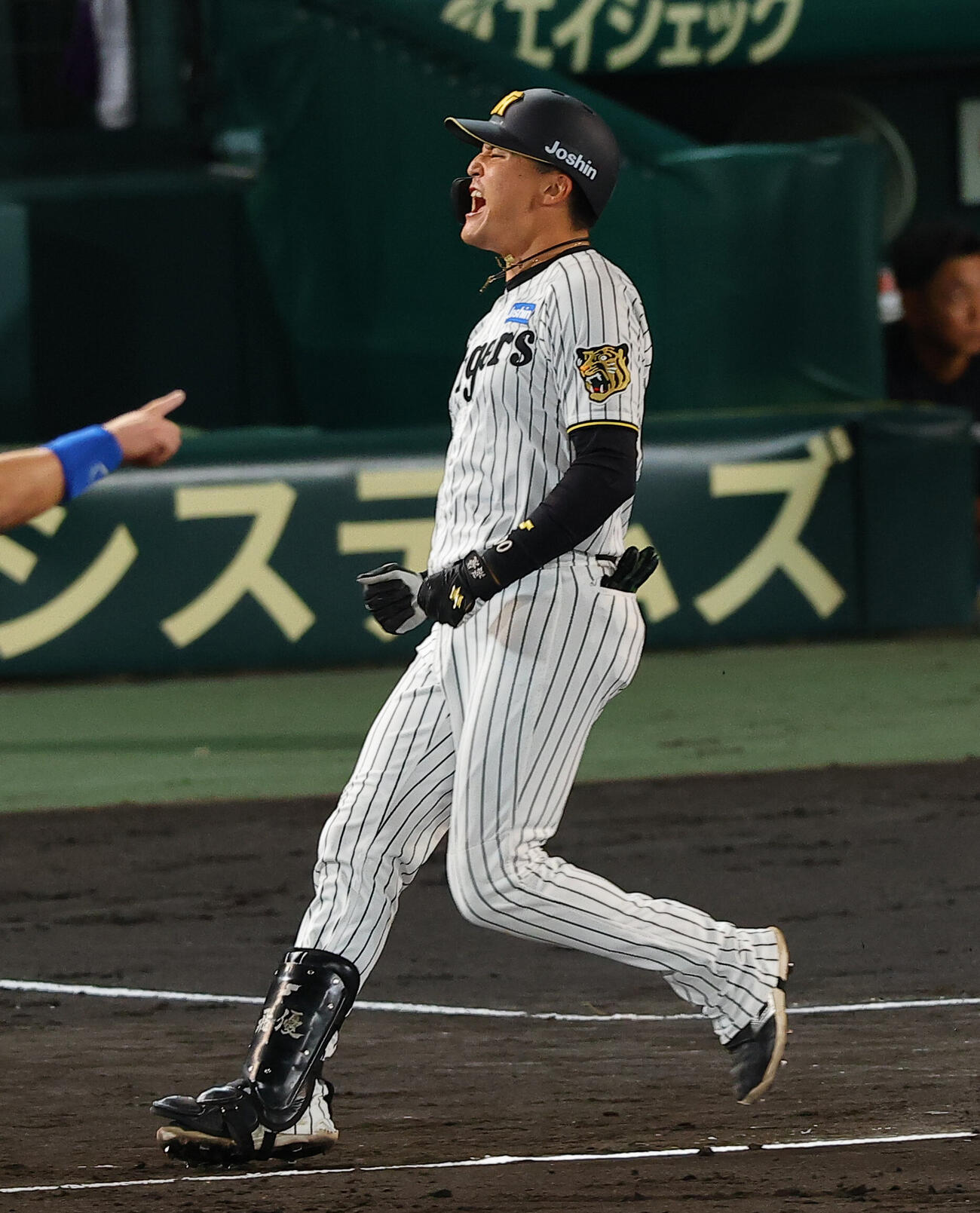 阪神対DeNA 3回裏阪神2死満塁、2点適時内野安打を放った元山飛優は雄たけびを上げる（撮影・上田博志）