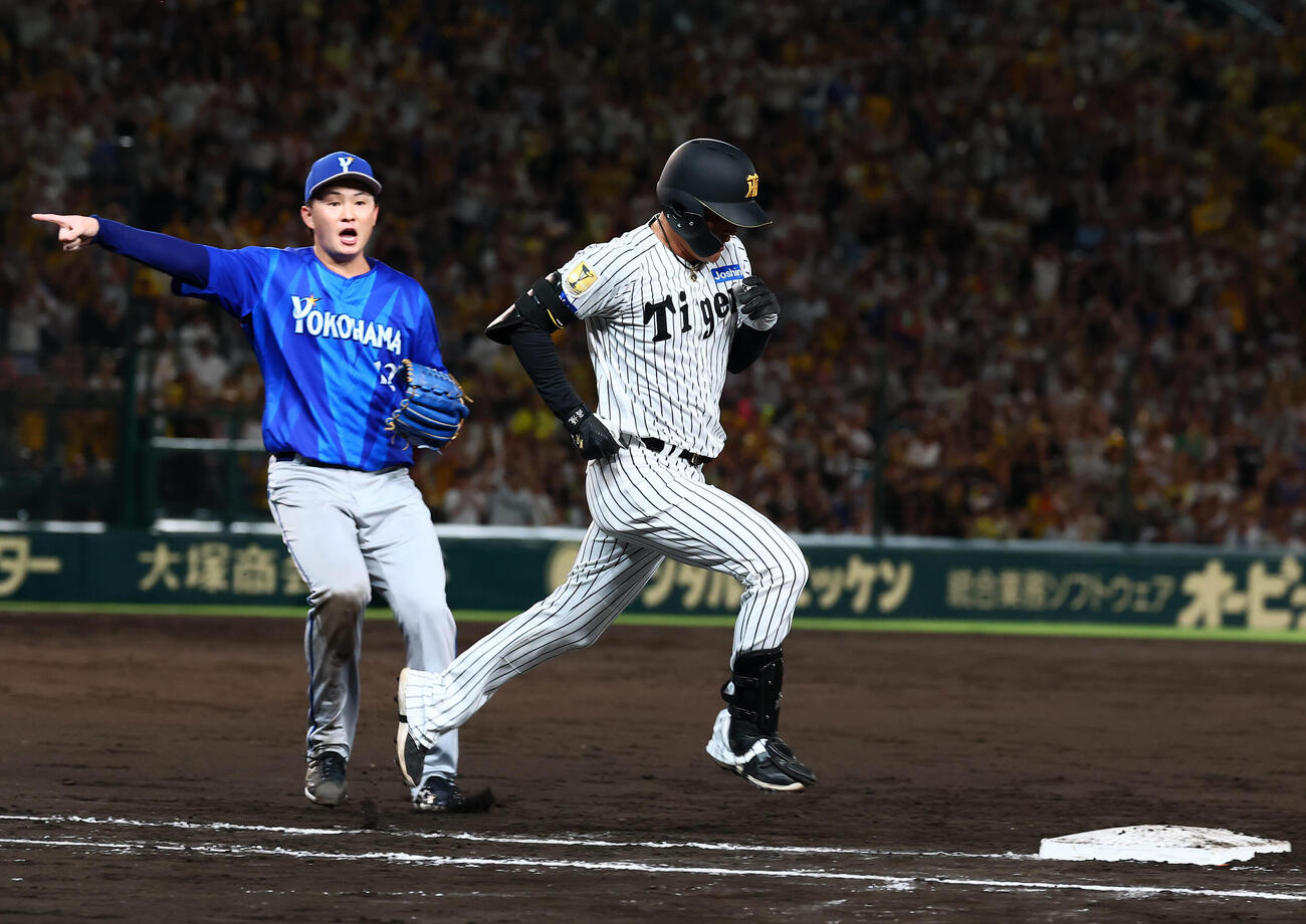 阪神対DeNA 3回裏阪神2死満塁、元山飛優は一塁へ2点適時内野安打を放つ（撮影・加藤哉）