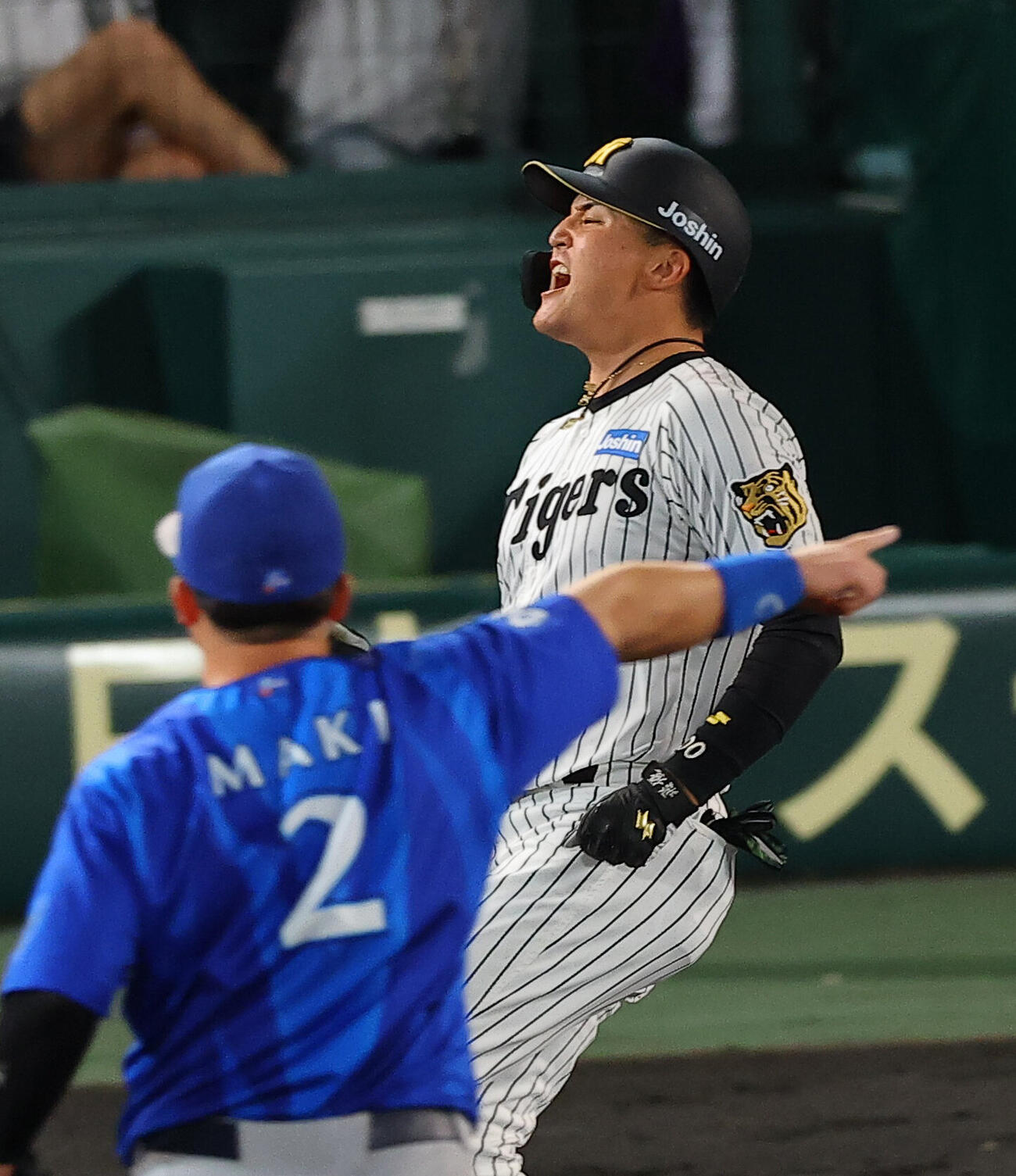 阪神対DeNA 3回裏阪神2死満塁、2点適時内野安打を放った元山飛優は雄たけびを上げる（撮影・上田博志）