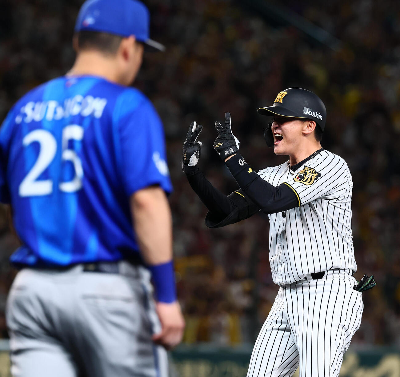 阪神対DeNA 3回裏阪神2死満塁、元山飛優は一塁へ2点適時内野安打を放ちベンチへ向かって喜びのポーズを決める（撮影・加藤哉）