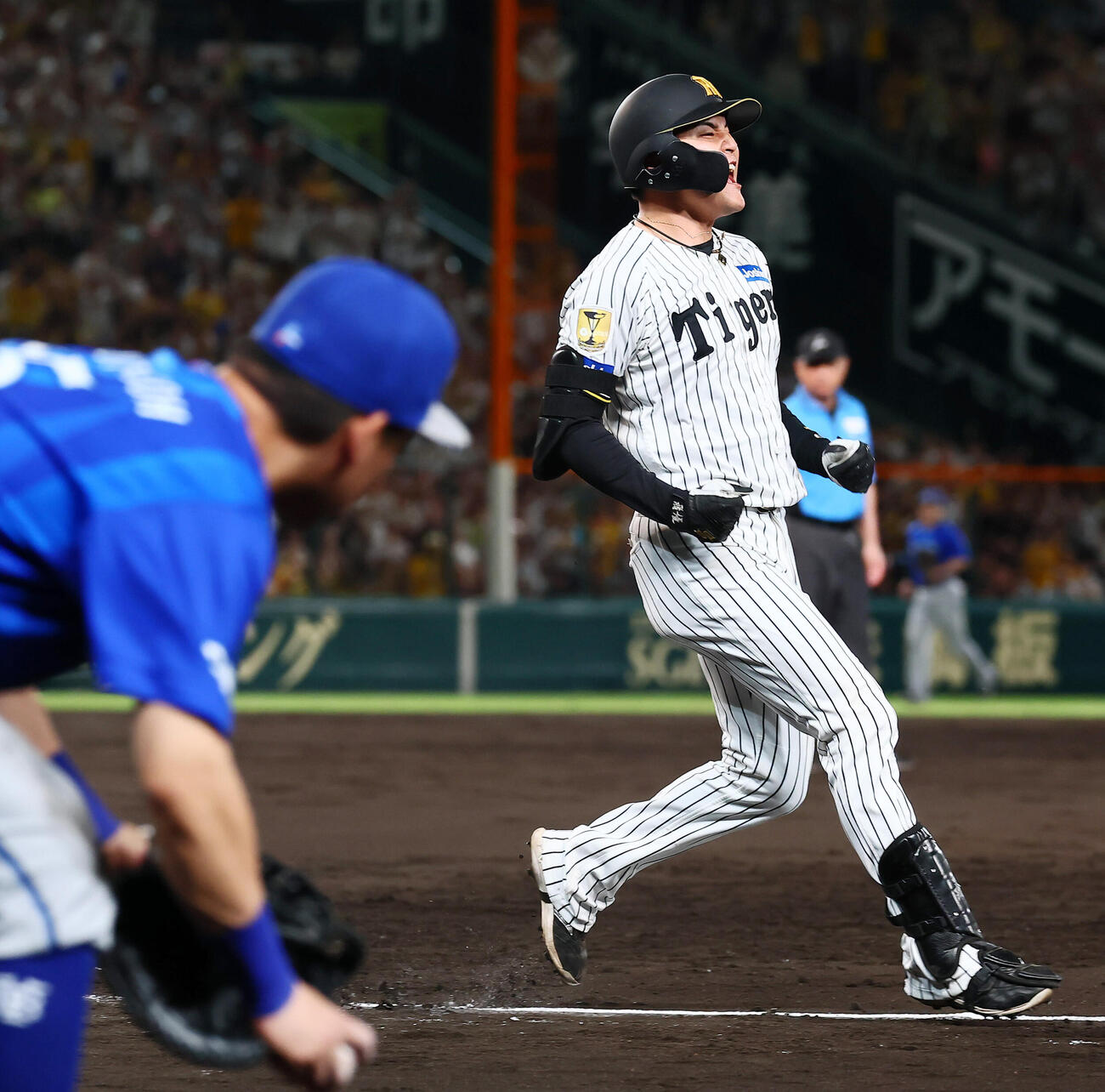 阪神対DeNA 3回裏阪神2死満塁、元山飛優は一塁へ2点適時内野安打を放ち雄叫びをあげる（撮影・加藤哉）