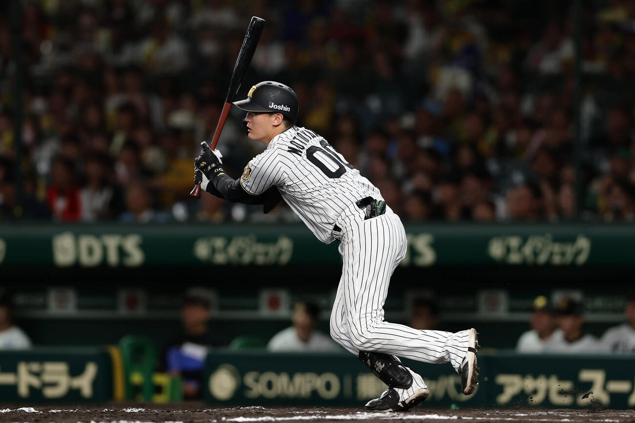 阪神対DeNA 8回裏阪神1死二、三塁、右犠飛を放つ元山飛優（撮影・前田充）