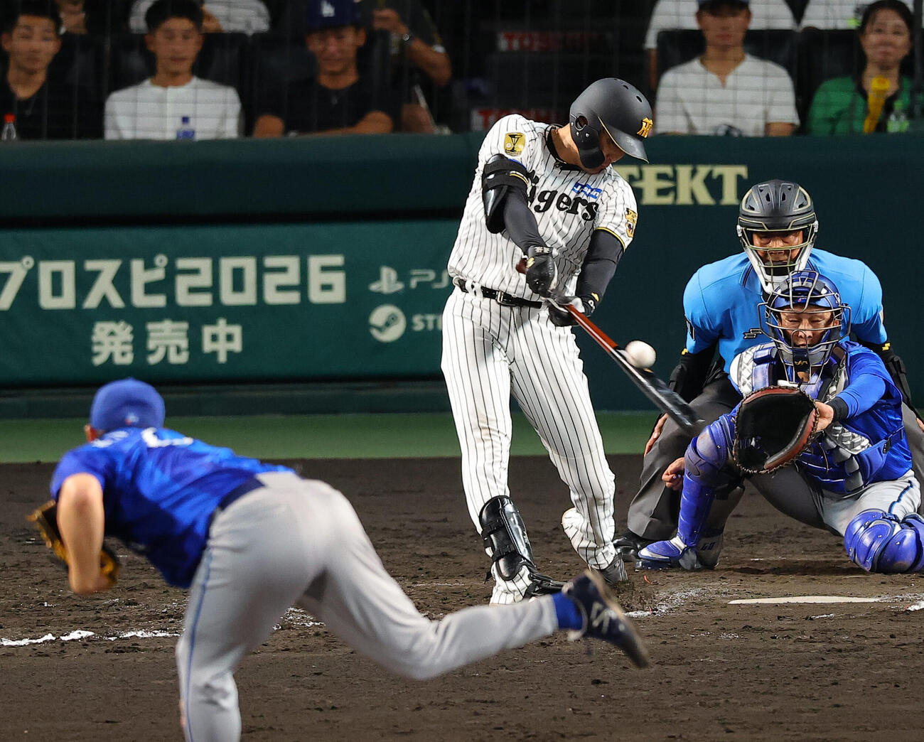阪神対DeNA 8回裏阪神1死二、三塁、元山飛優は犠飛を放つ（撮影・上田博志）