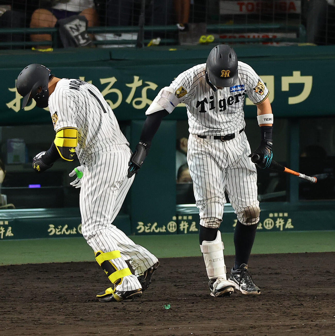 阪神対DeNA 8回裏阪神無死、35号本塁打を放った森下翔太（左）のお尻をたたいて祝福す佐藤輝明（撮影・上田博志）