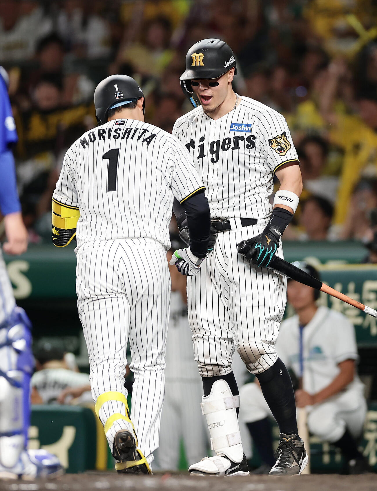 阪神対DeNA 8回裏阪神無死、本塁打を放った森下翔太（左）を迎える佐藤輝明（撮影・前田充）