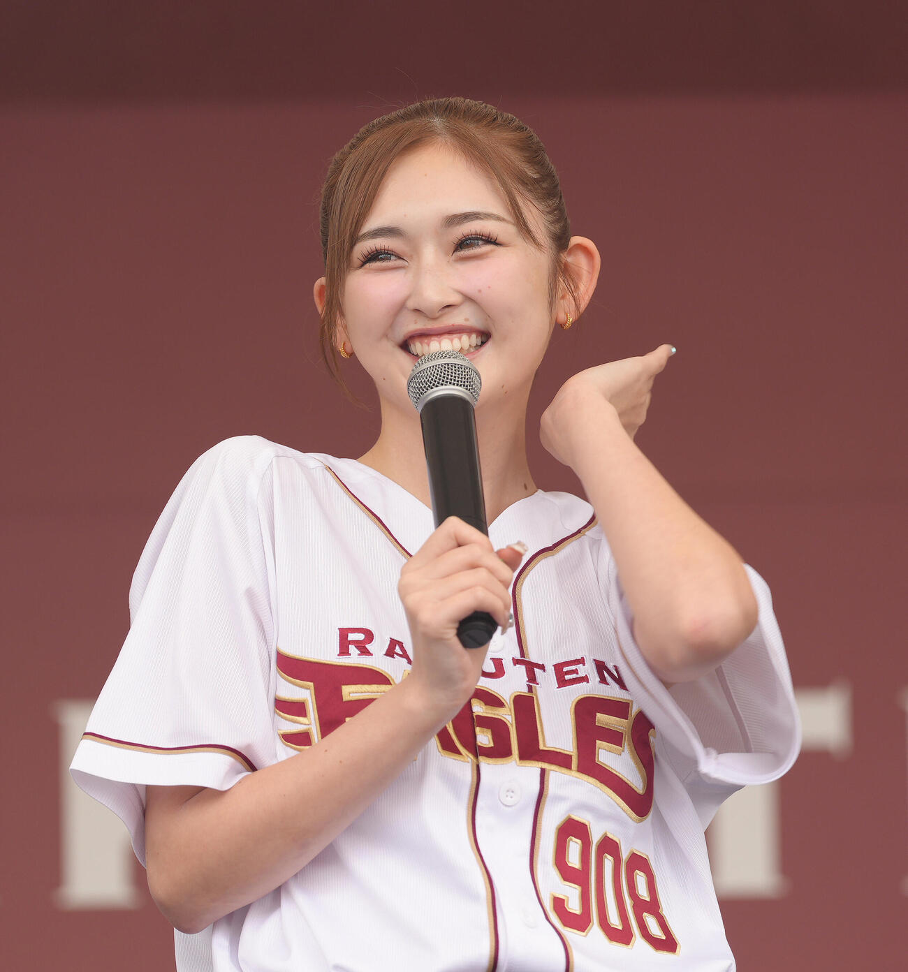 楽天対ソフトバンク　試合前、ステージでトークショーを行うゆうちゃみ（撮影・足立雅史）