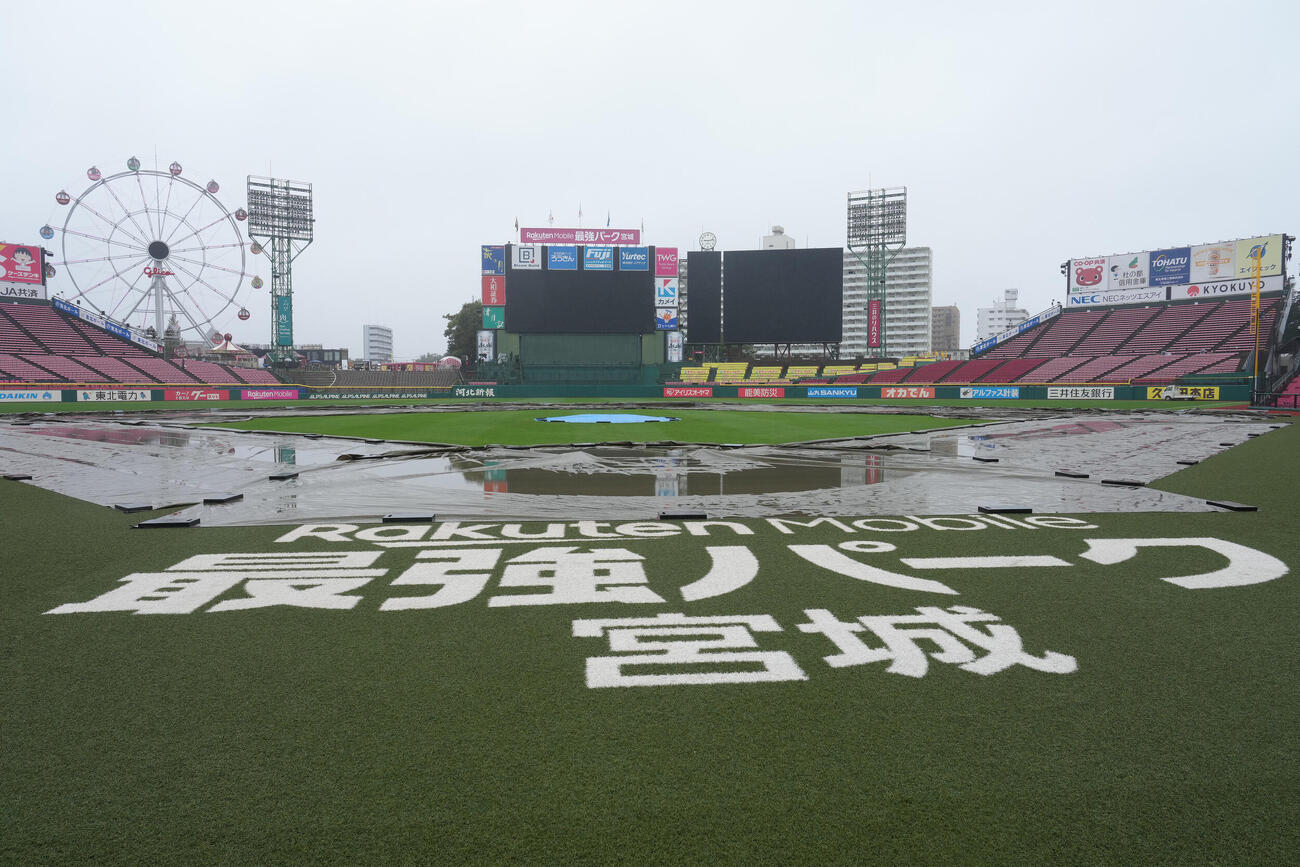 楽天対ソフトバンク　試合前、雨の降り続く楽天モバイル最強パーク宮城（撮影・足立雅史）