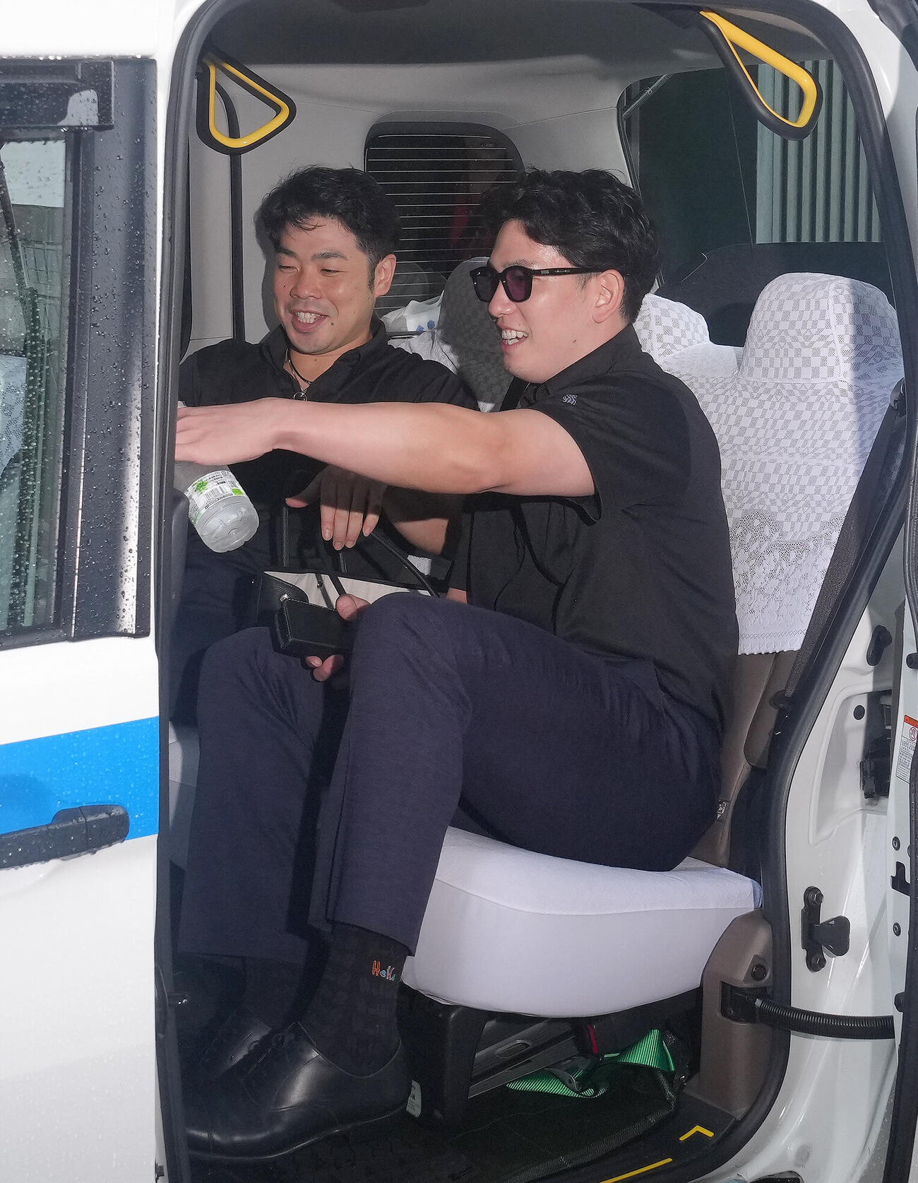 楽天対ソフトバンク　試合が雨天中止となり引き揚げるソフトバンクの近藤健介（左）と栗原陵矢（撮影・足立雅史）