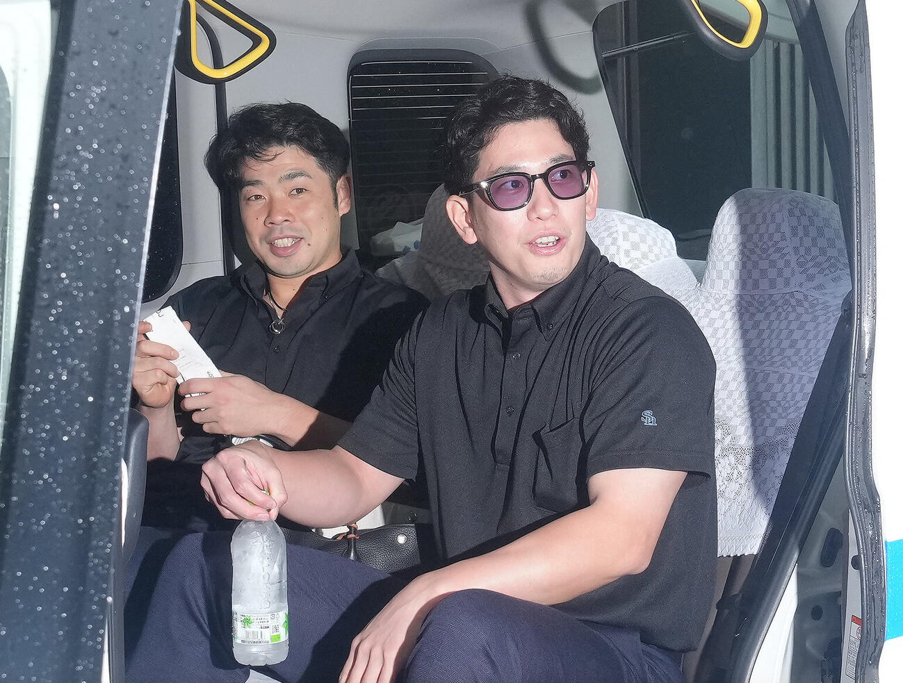 楽天対ソフトバンク　試合が雨天中止となり引き揚げるソフトバンクの近藤健介（左）と栗原陵矢（撮影・足立雅史）